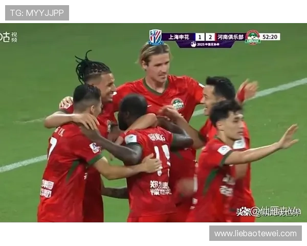 足球赛场惊现冷门：弱队逆袭强队引发热议，分析这一历史性胜利的表现与影响