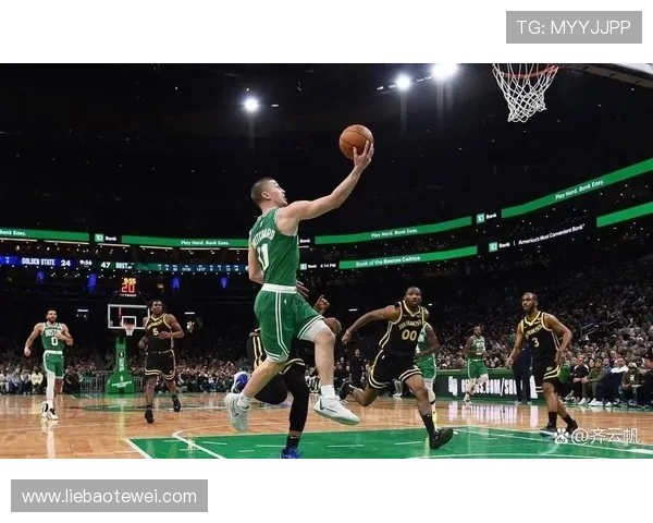 德里克·怀特利用挡拆创造投篮空间提升三分命中率明显超过球队平均水平